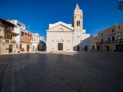 ...conduce in piazza Don Bosco, l� dove si affacciano la Chiesa Matrice di Santa Maria Annunziata...